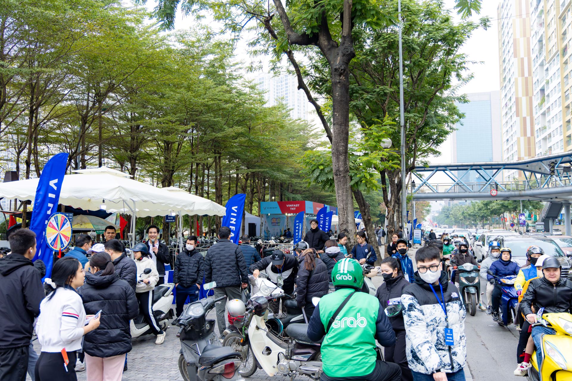 Vượt trời giá lạnh, người H&agrave; Nội h&agrave;o hứng đem xe xăng đến đổi lấy xe điện VinFast với loạt ưu đ&atilde;i &ldquo;kh&oacute; cưỡng&rdquo;