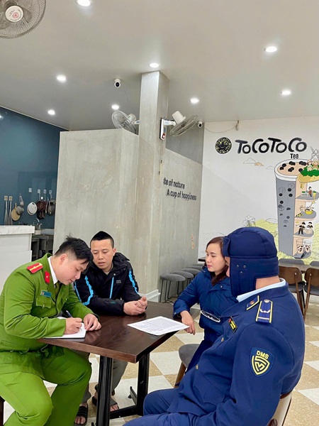 Đội QLTT số 6 phối hợp với Công an xã Hưng Hà xác minh tại Cửa hàng kinh doanh trà sữa ToCoToCo Tea Đội QLTT số 6 phối hợp với Công an xã Hưng Hà xác minh tại Cửa hàng kinh doanh trà sữa ToCoToCo Tea