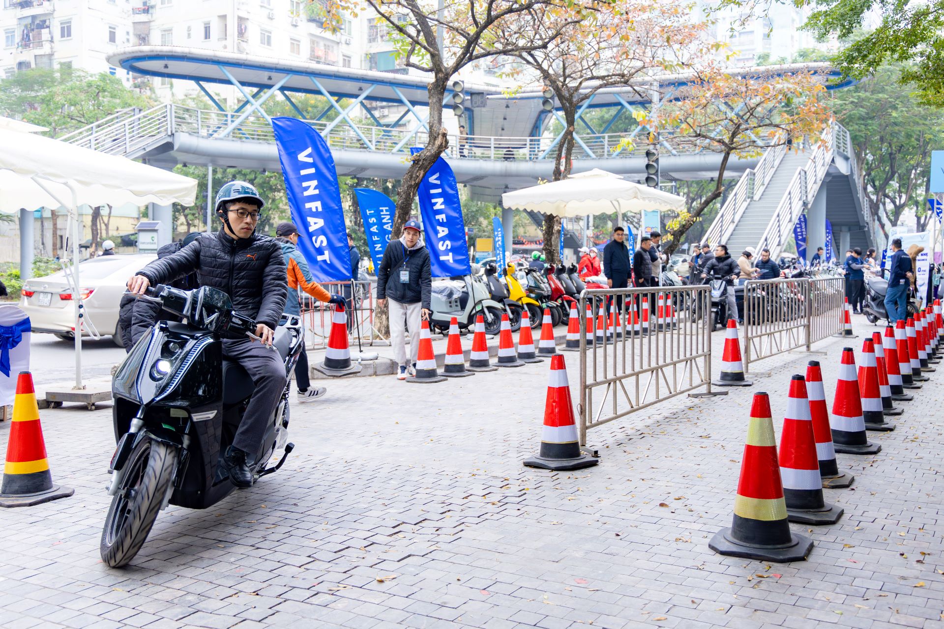 Người d&ugrave;ng trải nghiệm khả năng vận h&agrave;nh của các m&acirc;̃u xe đi&ecirc;̣n VinFast