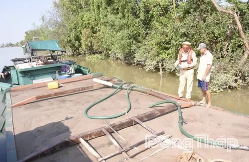 Đồng Tháp tạm giữ 5 phương tiện thủy chở cát không rõ nguồn gốc
