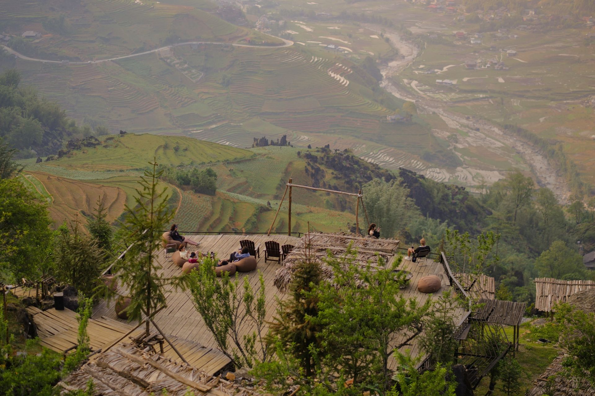 ... hay những khoảnh khắc kh&ocirc;ng m&acirc;y, phong cảnh nơi đ&acirc;y lu&ocirc;n chiều l&ograve;ng du kh&aacute;ch