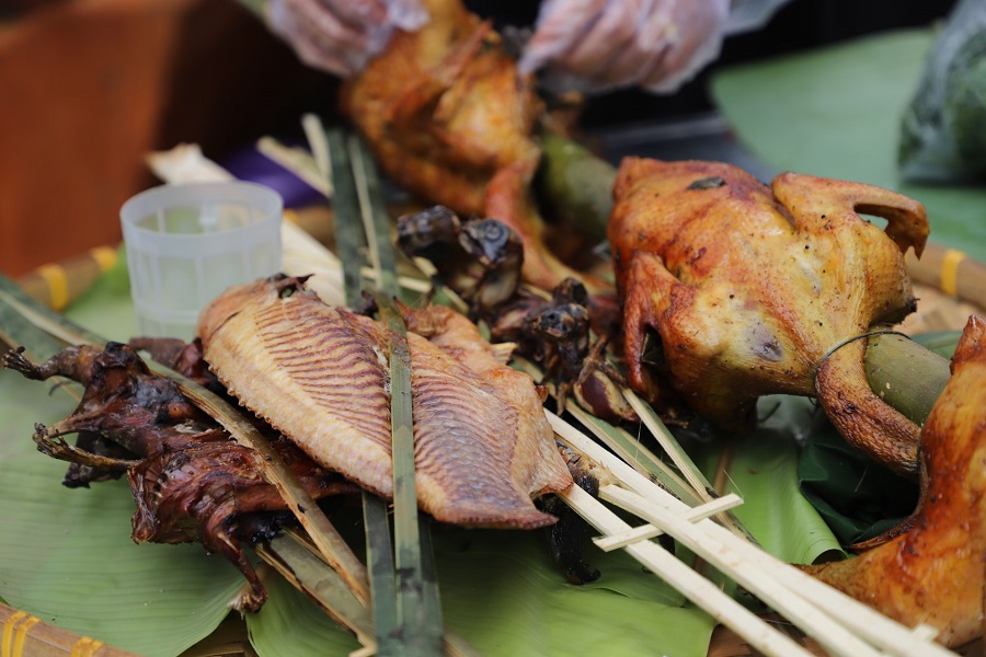 C&aacute;c loại c&aacute;, thịt được ướp gia vị rừng như mắc kh&eacute;n, hạt dổi, sả&hellip; rồi nướng thơm, một trong những m&oacute;n &ldquo;ruột&rdquo; của đồng b&agrave;o Th&aacute;i