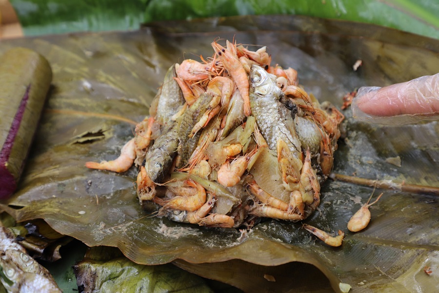 C&aacute; suối được bọc trong l&aacute; chuối giữ được vị tươi nguy&ecirc;n, d&acirc;n d&atilde;