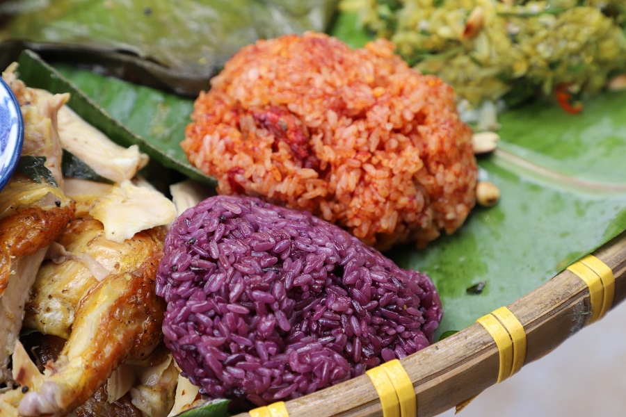 M&oacute;n x&ocirc;i dẻo thơm, hấp dẫn đều được người Th&aacute;i tạo m&agrave;u ho&agrave;n to&agrave;n từ l&aacute;, hoa v&agrave; quả tự nhi&ecirc;n