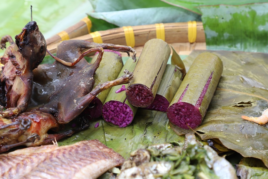 Cơm lam dẻo thơm quyện c&ugrave;ng thịt nướng than hồng, mộc mạc m&agrave; đậm đ&agrave; bản sắc người Th&aacute;i