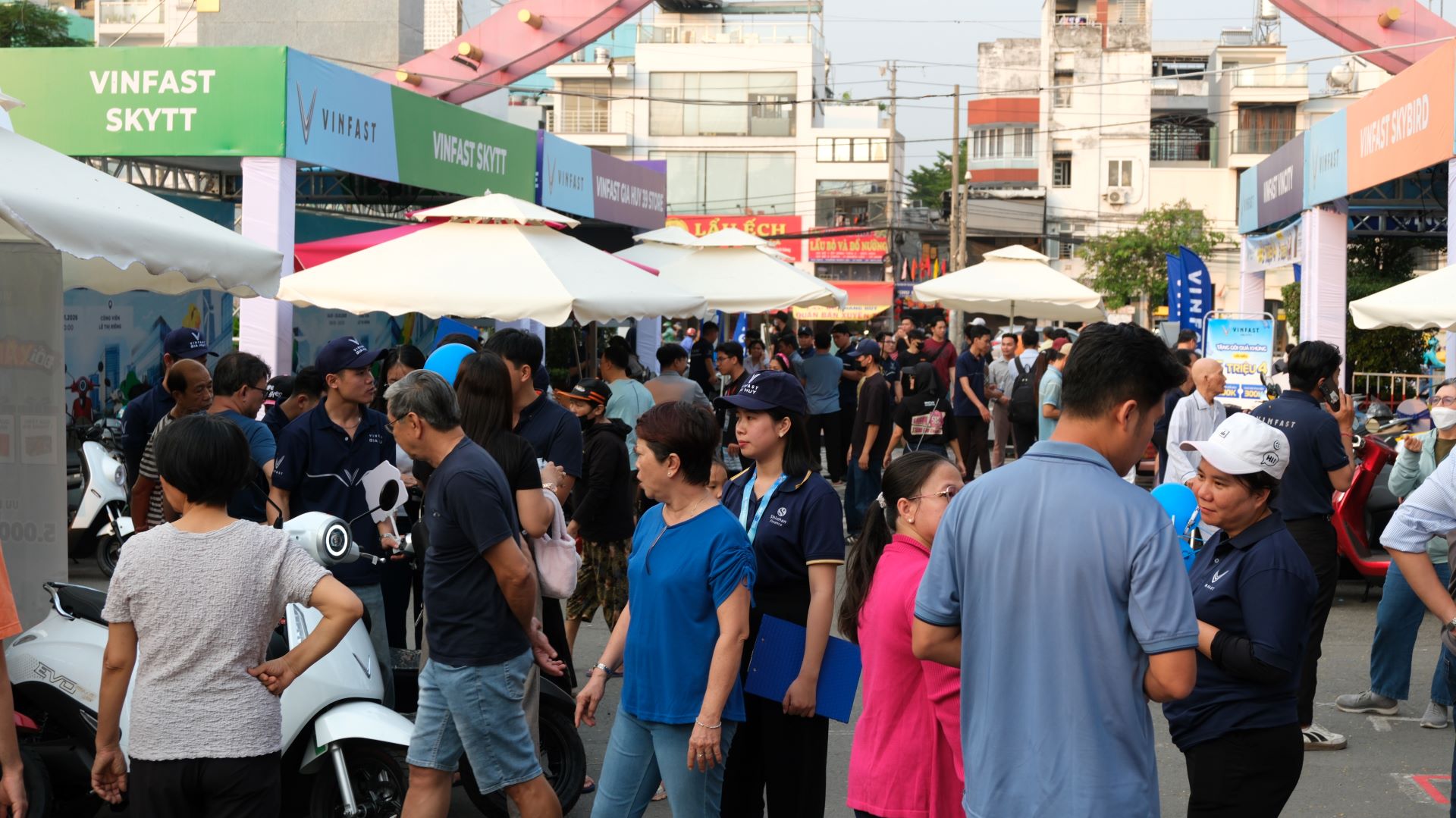 Ở c&aacute;c điểm cầu, sự kiện lu&ocirc;n thu h&uacute;t đ&ocirc;ng đảo người tham gia