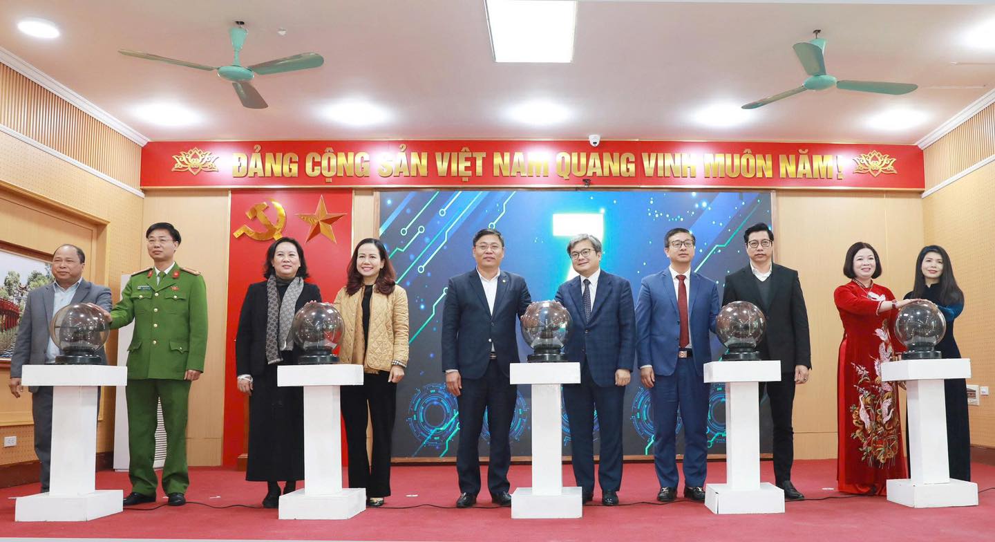 C&aacute;c đại biểu thực hiện nghi thức khai trương Trung t&acirc;m Điều h&agrave;nh Th&ocirc;ng minh x&atilde; Đại Thanh, đ&aacute;nh dấu bước triển khai cụ thể trong lộ tr&igrave;nh chuyển đổi số ở cấp cơ sở.