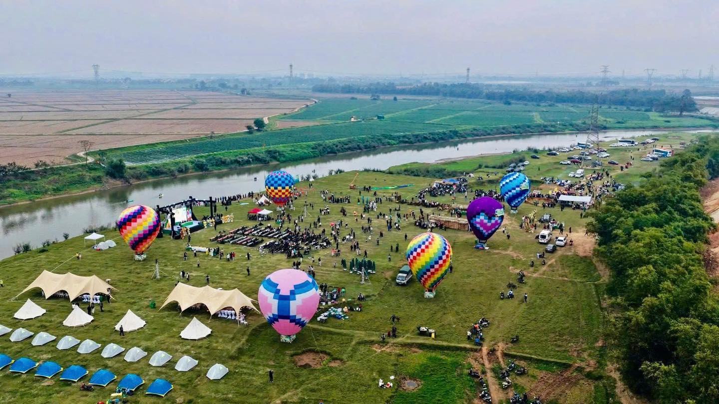 Khu vực cắm trại ven s&ocirc;ng tại Đa Ph&uacute;c thu h&uacute;t đ&ocirc;ng đảo du kh&aacute;ch tham gia c&aacute;c hoạt động trải nghiệm ngo&agrave;i trời trong khu&ocirc;n khổ chương tr&igrave;nh Du lịch xanh &ndash; River Camping.