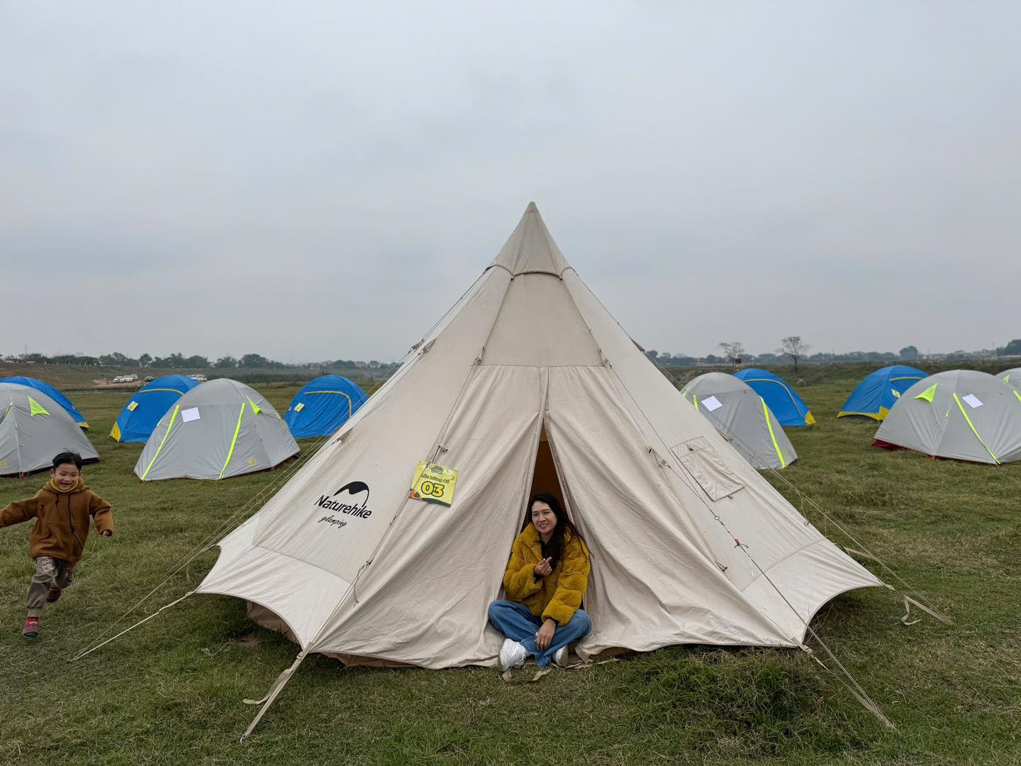 Kh&ocirc;ng gian cắm trại được bố tr&iacute; gọn g&agrave;ng giữa c&aacute;nh đồng ven s&ocirc;ng, mang đến trải nghiệm gần gũi thi&ecirc;n nhi&ecirc;n cho du kh&aacute;ch, đặc biệt l&agrave; c&aacute;c gia đ&igrave;nh c&oacute; trẻ nhỏ.