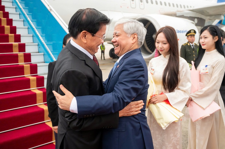 Ph&oacute; Chủ tịch Thường trực Quốc hội Đỗ Văn Chiến đ&oacute;n Tổng B&iacute; thư Ban Chấp h&agrave;nh Trung ương Đảng Nh&acirc;n d&acirc;n c&aacute;ch mạng L&agrave;o, Chủ tịch nước Cộng h&ograve;a D&acirc;n chủ Nh&acirc;n d&acirc;n L&agrave;o Thongloun Sisoulith tại s&acirc;n bay Quốc tế Nội B&agrave;i - Ảnh: VGP/Nhật Bắc