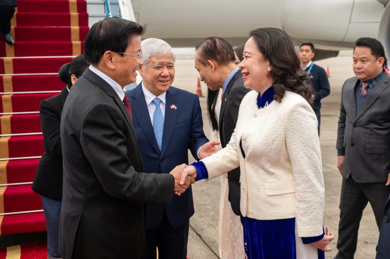 Ph&oacute; Chủ tịch Thường trực Quốc hội Đỗ Văn Chiến v&agrave; Ph&oacute; Chủ tịch nước V&otilde; Thị &Aacute;nh Xu&acirc;n đ&oacute;n Tổng B&iacute; thư Ban Chấp h&agrave;nh Trung ương Đảng Nh&acirc;n d&acirc;n c&aacute;ch mạng L&agrave;o, Chủ tịch nước Cộng h&ograve;a D&acirc;n chủ Nh&acirc;n d&acirc;n L&agrave;o Thongloun Sisoulith tại s&acirc;n bay Quốc tế Nội B&agrave;i - Ảnh: VGP/Nhật Bắc