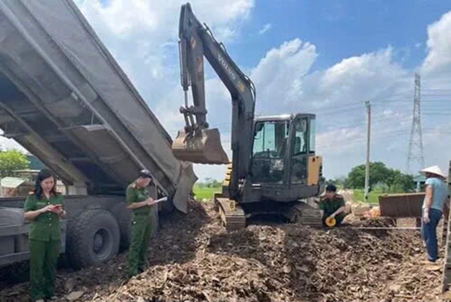Hưng Yên: Khởi tố 2 người chôn lấp rác thải trái phép