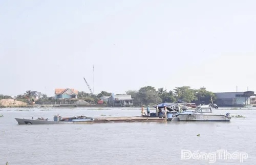 Lực lượng C&ocirc;ng an tiến h&agrave;nh kiểm tra v&agrave; xử l&yacute; phương tiện vi phạm.