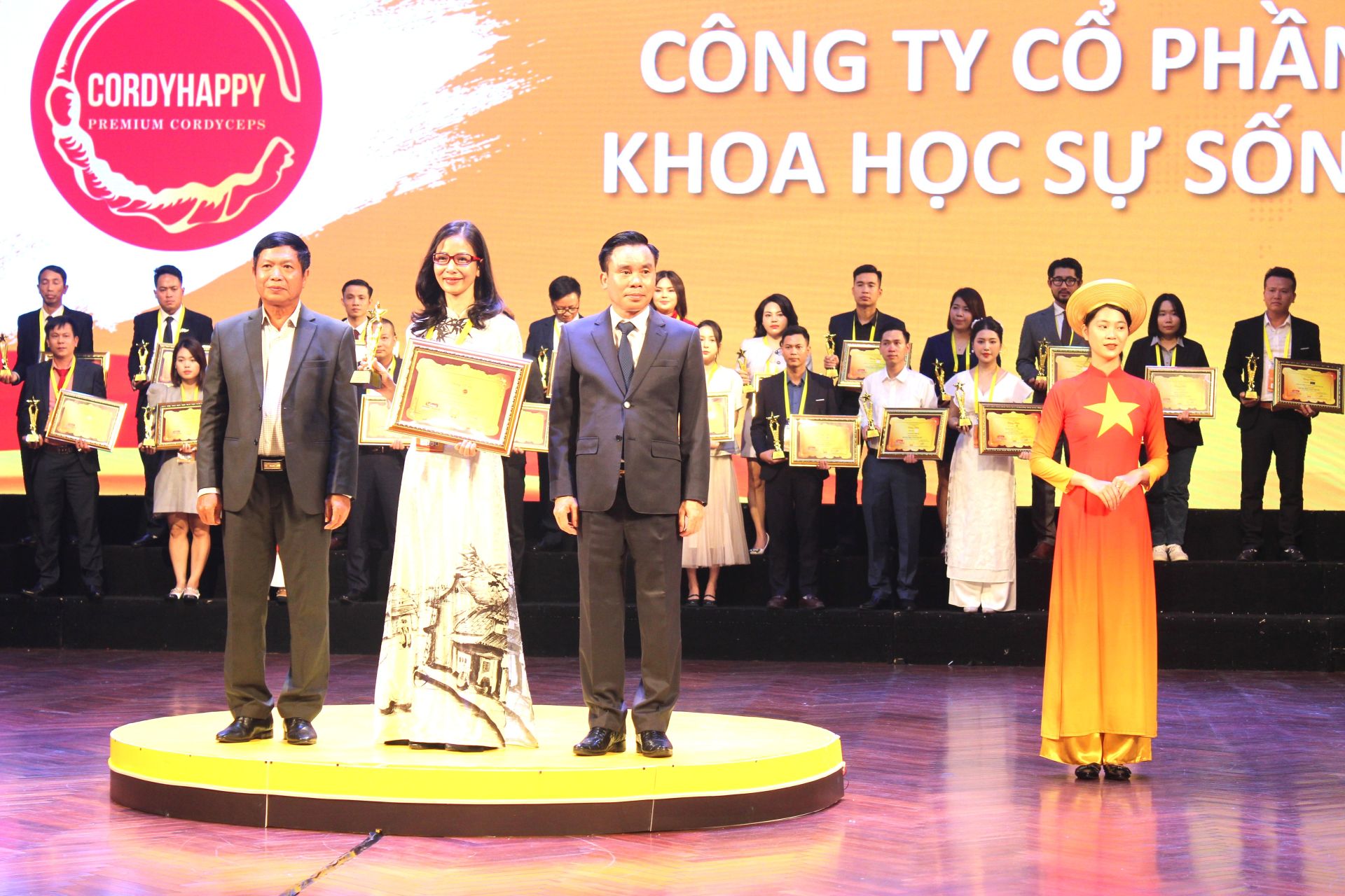 Ph&oacute; Chủ tịch Thường trực Hiệp hội VATAP Phạm Xu&acirc;n vinh danh doanh nghiệp đạt danh hiệu thương hiệu V&agrave;ng