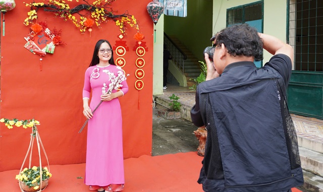 Hoạt động trang điểm, chụp ảnh Tết do Hợp t&aacute;c x&atilde; Nhiếp ảnh v&agrave; Ứng dụng hỗ trợ thu h&uacute;t đ&ocirc;ng đảo người d&acirc;n tham dự.