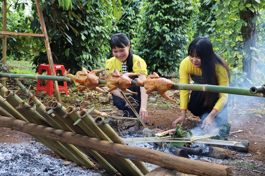 C&aacute;c m&oacute;n ăn được nướng tr&ecirc;n than hồng l&agrave;m tăng th&ecirc;m hương vị thơm nồng