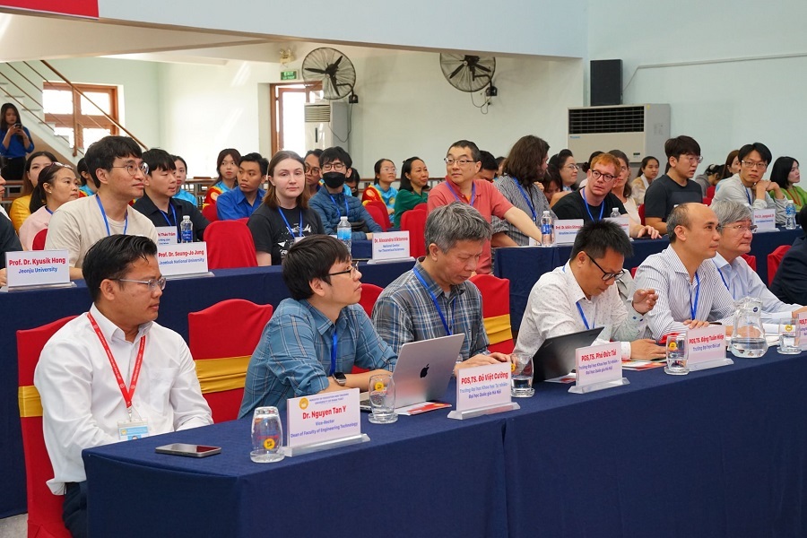Đại biểu c&aacute;c trường đại học trong nước v&agrave; quốc tế dự hội nghị