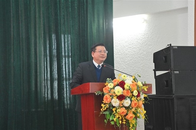 PGS.TS Đinh Văn Ch&acirc;u - Ph&oacute; B&iacute; thư Đảng ủy, Hiệu trưởng Nh&agrave; trường ph&aacute;t biểu tại hội nghị.