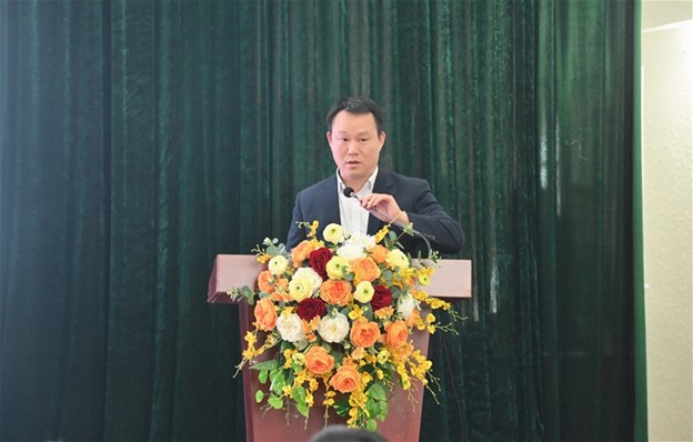 ThS. Đỗ Hữu Chế - Gi&aacute;m đốc Trung t&acirc;m Truyền th&ocirc;ng, Quan hệ doanh nghiệp v&agrave; Đ&agrave;o tạo về sử dụng năng lượng tiết kiệm, hiệu quả tr&igrave;nh b&agrave;y b&aacute;o c&aacute;o