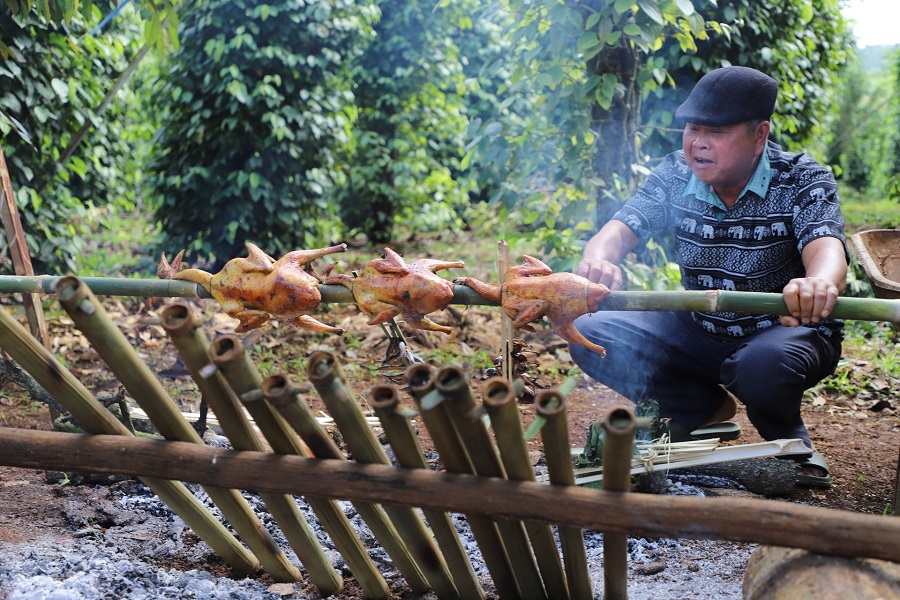 Đồng b&agrave;o Th&aacute;i nướng g&agrave; tr&ecirc;n than hồng