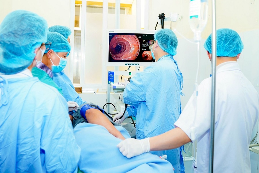 &Ecirc;-k&iacute;p nội soi của BVĐK L&acirc;m Đồng thực hiện nội soi ti&ecirc;u h&oacute;a cho bệnh nh&acirc;n bằng hệ thống nội soi vừa được trao tặng