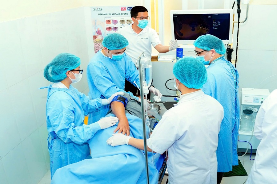 &Ecirc;-k&iacute;p nội soi của BVĐK L&acirc;m Đồng thực hiện nội soi ti&ecirc;u h&oacute;a cho bệnh nh&acirc;n bằng hệ thống nội soi vừa được trao tặng