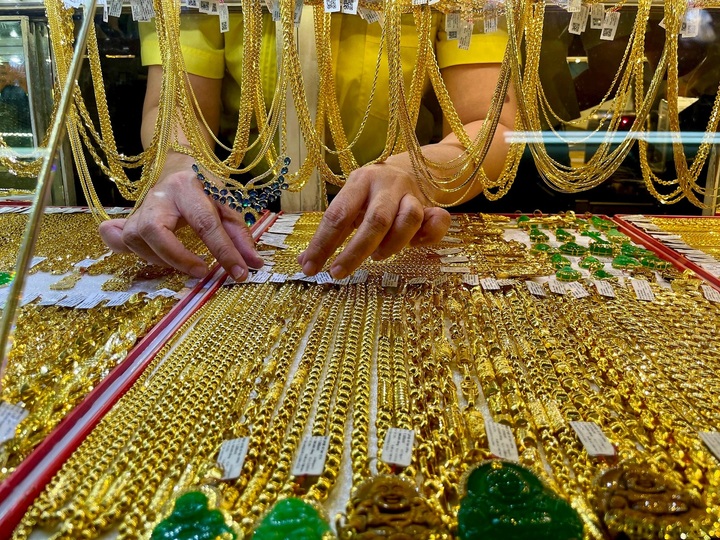 Giá vàng lập đỉnh, vượt mốc 5.100 USD