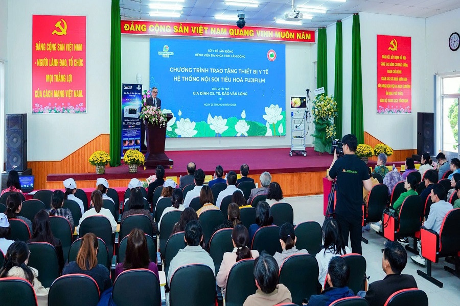 GS.TS Đ&agrave;o Văn Long, nguy&ecirc;n Ph&oacute; Chủ tịch Hội Khoa học Ti&ecirc;u h&oacute;a Việt Nam ph&aacute;t biểu tại buổi lễ tặng thiết bị y tế