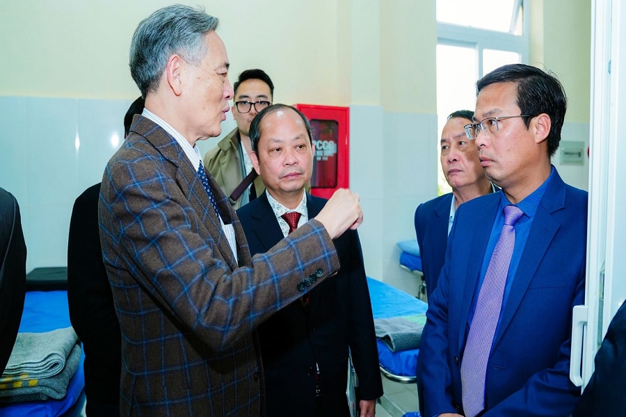 GS.TS Đ&agrave;o Văn Long chia sẻ với l&atilde;nh đạo tỉnh v&agrave; c&aacute;n bộ y tế L&acirc;m Đồng về định hướng hỗ trợ cho địa phương trong tầm so&aacute;t sớm bệnh l&yacute; ti&ecirc;u h&oacute;a