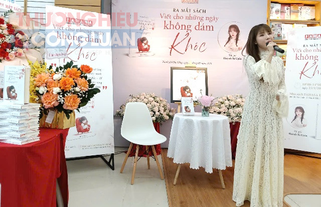 Huỳnh T&uacute; Uy&ecirc;n với giọng ca mượt m&agrave;, trầm lắng; đang theo học tại trường Cao đẳng Văn ho&aacute; nghệ thuật Đ&agrave; Nẵng với ước mơ trở th&agrave;nh ca sĩ chuy&ecirc;n nghiệp.