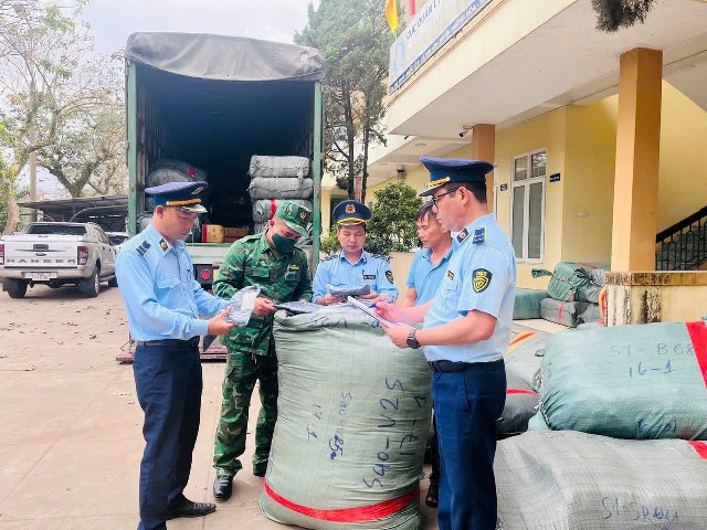 Quảng Trị: Bắt giữ xe tải chở hơn 1.500 sản phẩm dệt may giả mạo nhãn hiệu