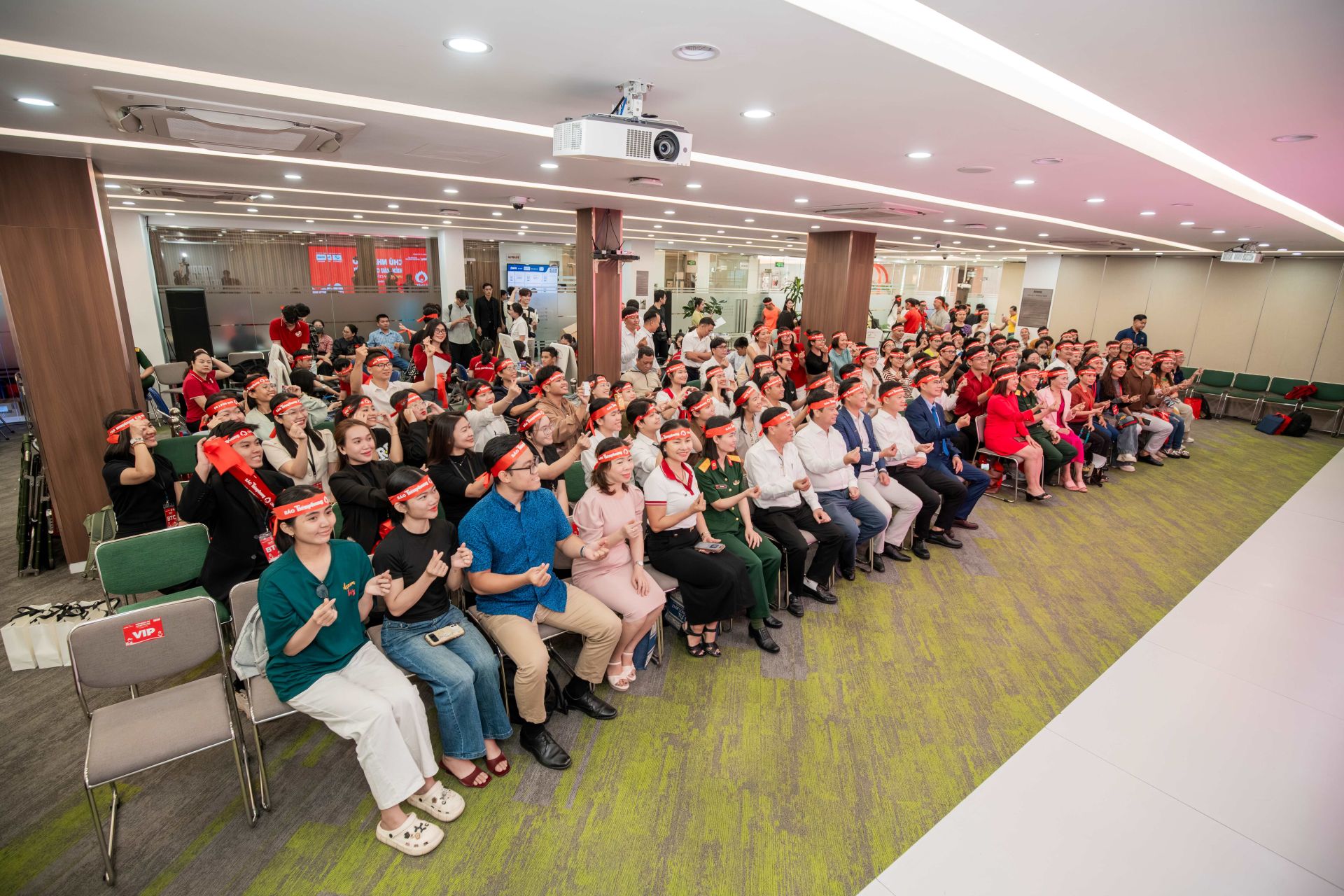 Sự kiện thu h&uacute;t hơn 600 nh&acirc;n vi&ecirc;n, nh&agrave; ph&acirc;n phối v&agrave; kh&aacute;ch h&agrave;ng của Amway Việt Nam tham gia ng&agrave;y hội hiến m&aacute;u Chủ nhật Đỏ