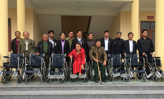 Ảnh minh họa: Người khuyết tật được hỗ trợ xe lăn trong các chương trình an sinh xã hội. Ảnh minh họa: Người khuyết tật được hỗ trợ xe lăn trong các chương trình an sinh xã hội.