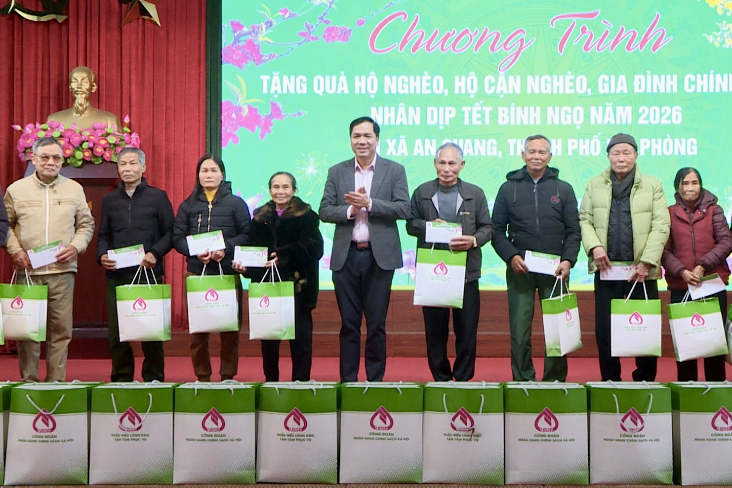 Tổng Gi&aacute;m đốc NHCSXH Việt Nam Dương Quyết Thắng c&ugrave;ng Đo&agrave;n c&ocirc;ng t&aacute;c đ&atilde; trực tiếp trao tặng qu&agrave; Tết tới c&aacute;c gia đ&igrave;nh ch&iacute;nh s&aacute;ch ti&ecirc;u biểu x&atilde; Kim Th&agrave;nh.