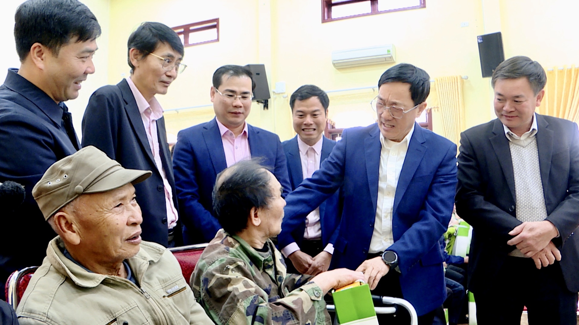 Tổng Gi&aacute;m đốc NHCSXH Việt Nam Dương Quyết Thắng c&ugrave;ng Đo&agrave;n c&ocirc;ng t&aacute;c đ&atilde; trực tiếp trao tặng qu&agrave; Tết tới c&aacute;c gia đ&igrave;nh ch&iacute;nh s&aacute;ch ti&ecirc;u biểu.