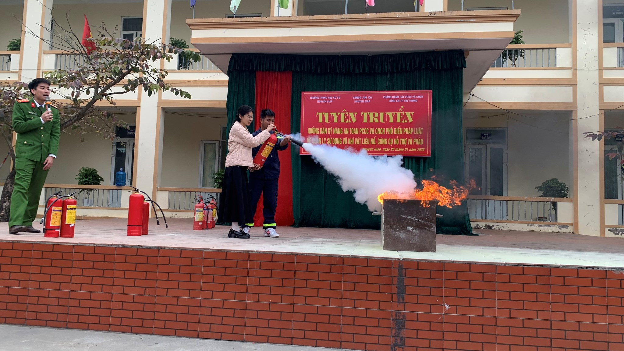 Tuyên truyền về pháo nổ và hướng dẫn kỹ năng an toàn PCCC cho Trường THCS Nguyên Giáp