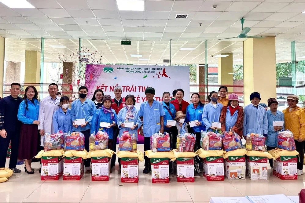 Trao quà Tết cho bệnh nhân tại Trung tâm Thận lọc máu Trao quà Tết cho bệnh nhân tại Trung tâm Thận lọc máu