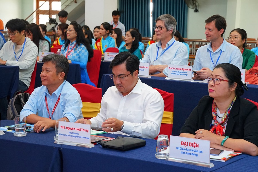 L&atilde;nh đạo c&aacute;c Sở, ban ng&agrave;nh của tỉnh L&acirc;m Đồng dự hội nghị