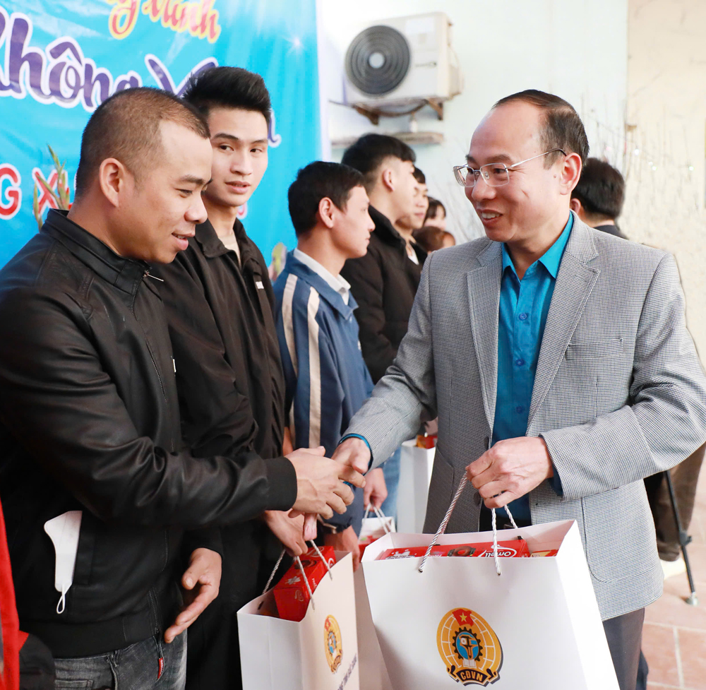 &Ocirc;ng L&ecirc; Đức Thọ, Ph&oacute; Chủ tịch Li&ecirc;n đo&agrave;n Lao động tỉnh tặng qu&agrave; c&ocirc;ng nh&acirc;n ở lại đ&oacute;n Tết trong khu nh&agrave; trọ.