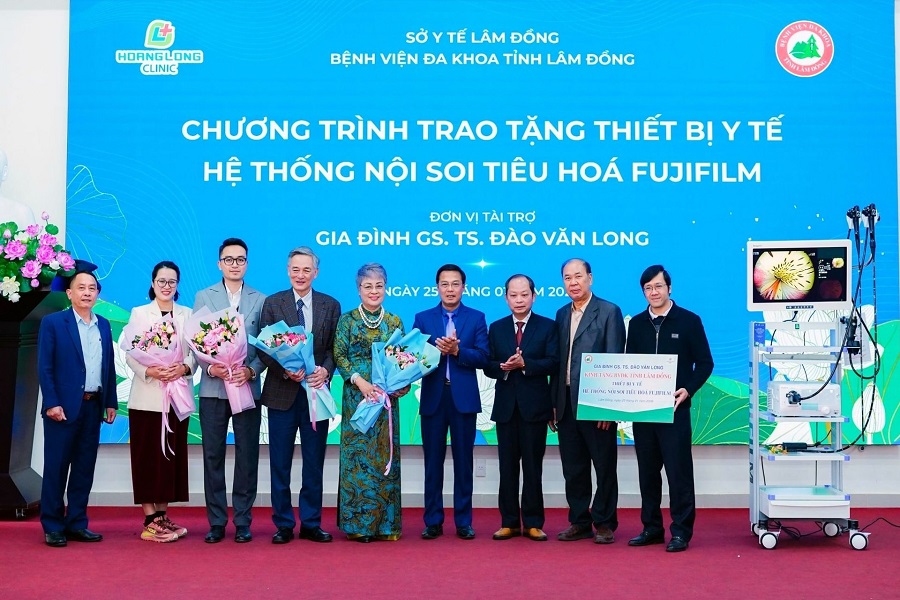 Lâm Đồng tiếp nhận hệ thống nội soi tiêu hóa hiện đại do GS.TS Đào Văn Long trao tặng