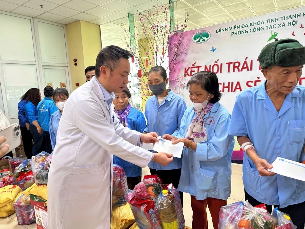Thanh Hóa: Trao quà Tết cho bệnh nhân tại Trung tâm Thận lọc máu