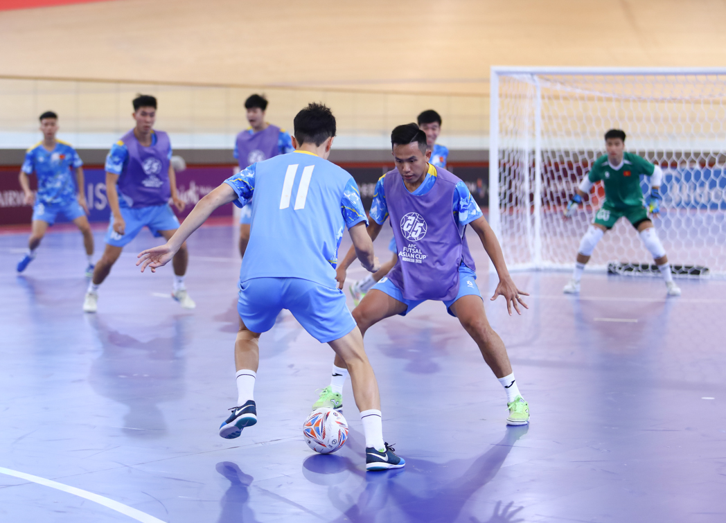 Đội tuyển futsal Việt Nam đ&atilde; c&oacute; buổi tập l&agrave;m quen tại nh&agrave; thi đấu International Jakarta Velodrom.