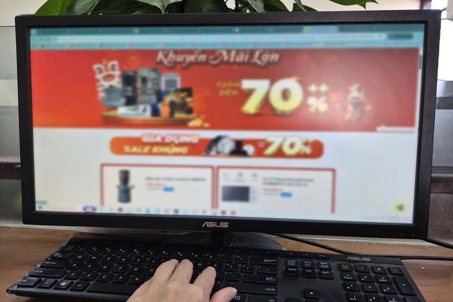 Nhiều h&agrave;ng h&oacute;a tr&ecirc;n s&agrave;n thương mại điện tử được giới thiệu với gi&aacute; rẻ bất ngờ. Ảnh: Minh họa