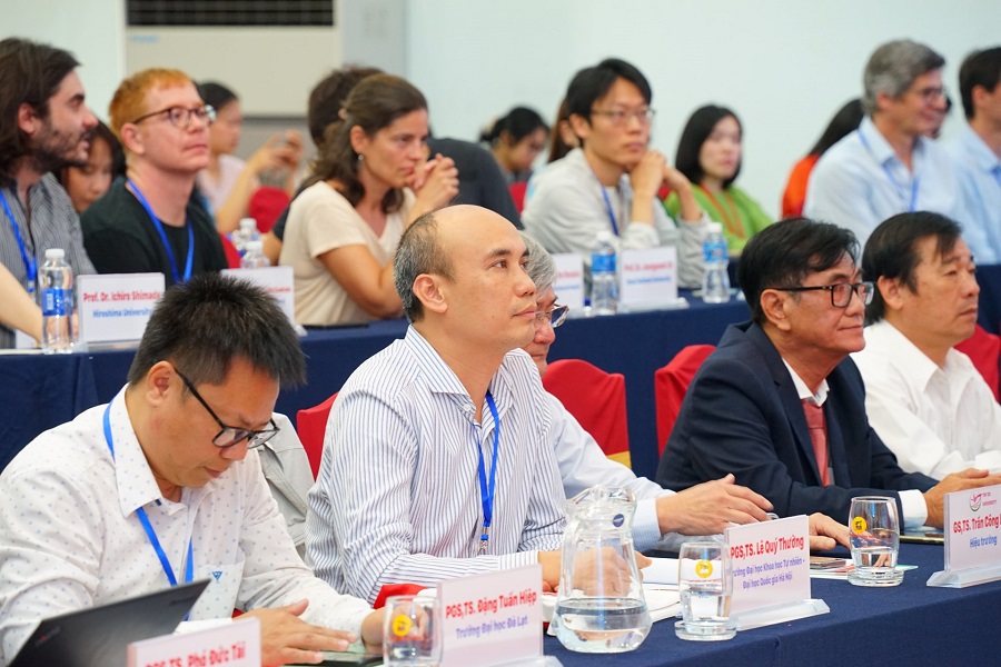 Nhiều nh&agrave; to&aacute;n học Việt Nam với c&aacute;c nh&agrave; to&aacute;n học quốc tế từ c&aacute;c nước Hoa Kỳ, T&acirc;y Ban Nha, Bỉ, Thụy Sỹ, Nhật Bản, Brazil, Trung Quốc&hellip; dự hội thảo