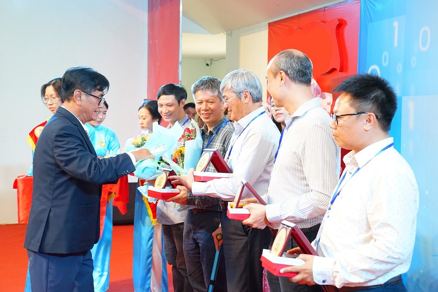 Ph&oacute; Gi&aacute;o sư, Tiến sĩ Đinh Phi Hổ, B&iacute; thư Đảng ủy, Ph&oacute; Hiệu trưởng Trường Đại học Phan Thiết tặng hoa v&agrave; qu&agrave; lưu niệm cho c&aacute;c đơn vị tham gia hội thảo