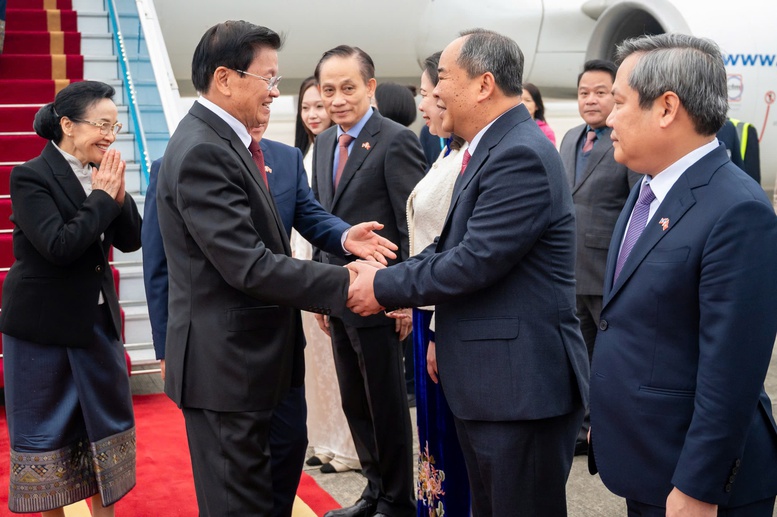 Lễ đ&oacute;n Tổng B&iacute; thư Ban Chấp h&agrave;nh Trung ương Đảng Nh&acirc;n d&acirc;n c&aacute;ch mạng L&agrave;o, Chủ tịch nước Cộng h&ograve;a D&acirc;n chủ Nh&acirc;n d&acirc;n L&agrave;o Thongloun Sisoulith v&agrave; Phu nh&acirc;n tại s&acirc;n bay Quốc tế Nội B&agrave;i - Ảnh: VGP/Nhật Bắc
