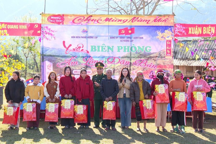 Quảng Trị: Mang xuân ấm về cho bà con Nhân dân 2 bên biên giới