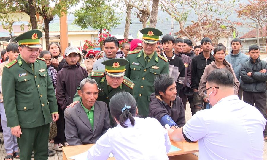 Ban Tổ chức phối hợp với Đoàn thiện nguyện Y Bác sĩ Hà Nội - tổ chức cấp phát thuốc và khám chữa bệnh miễn phí cho các hộ dân trên địa bàn xã Hướng Lập Ban Tổ chức phối hợp với Đoàn thiện nguyện Y Bác sĩ Hà Nội - tổ chức cấp phát thuốc và khám chữa bệnh miễn phí cho các hộ dân trên địa bàn xã Hướng Lập