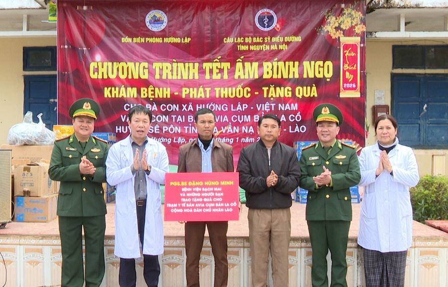 Tặng quà cho cụm bản A Via (Lào) Tặng quà cho cụm bản A Via (Lào)