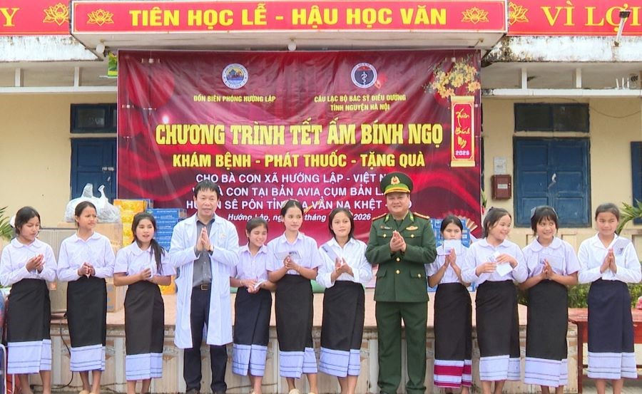 Trao tặng học bổng cho các cháu học sinh trong Chương trình “Nâng bước em tới trường” Trao tặng học bổng cho các cháu học sinh trong Chương trình “Nâng bước em tới trường”